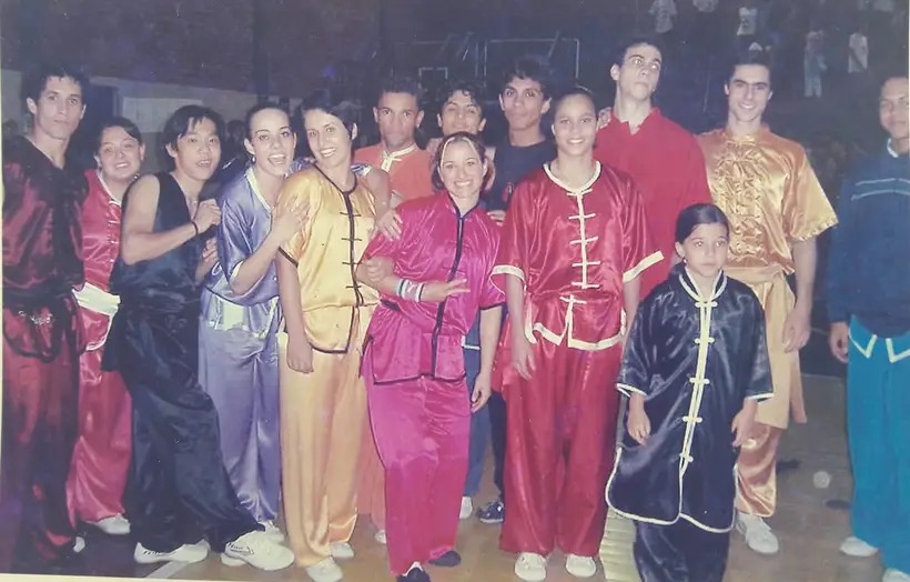 Registro antigo de Tamiris com um grupo de praticantes de artes marciais