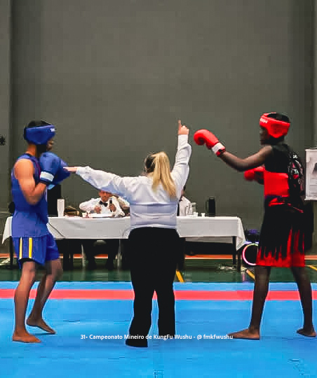 Tamiris atuando na arbitragem de combate em Campeonato Mineiro de Kung Fu Wushu