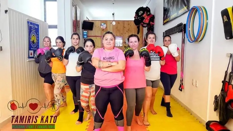 Tamiris à frente de uma turma de mulheres em treino