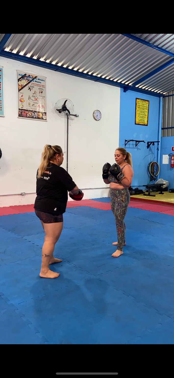 Tamiris orientando uma aluna em treino individual