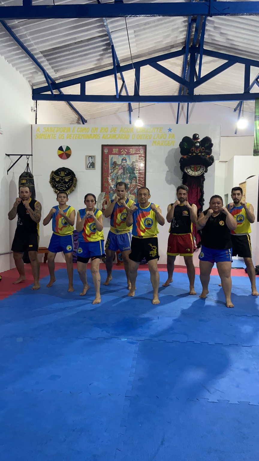 Tamiris com grupo de praticantes no espaço de treino