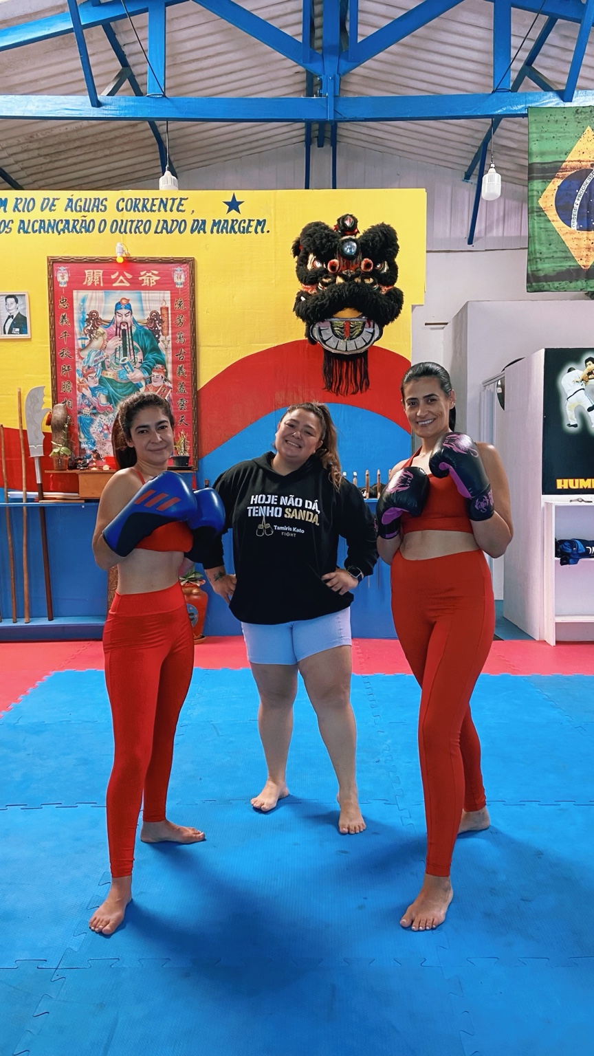 Tamiris entre duas alunas no espaço da Tamiris Kato Fight