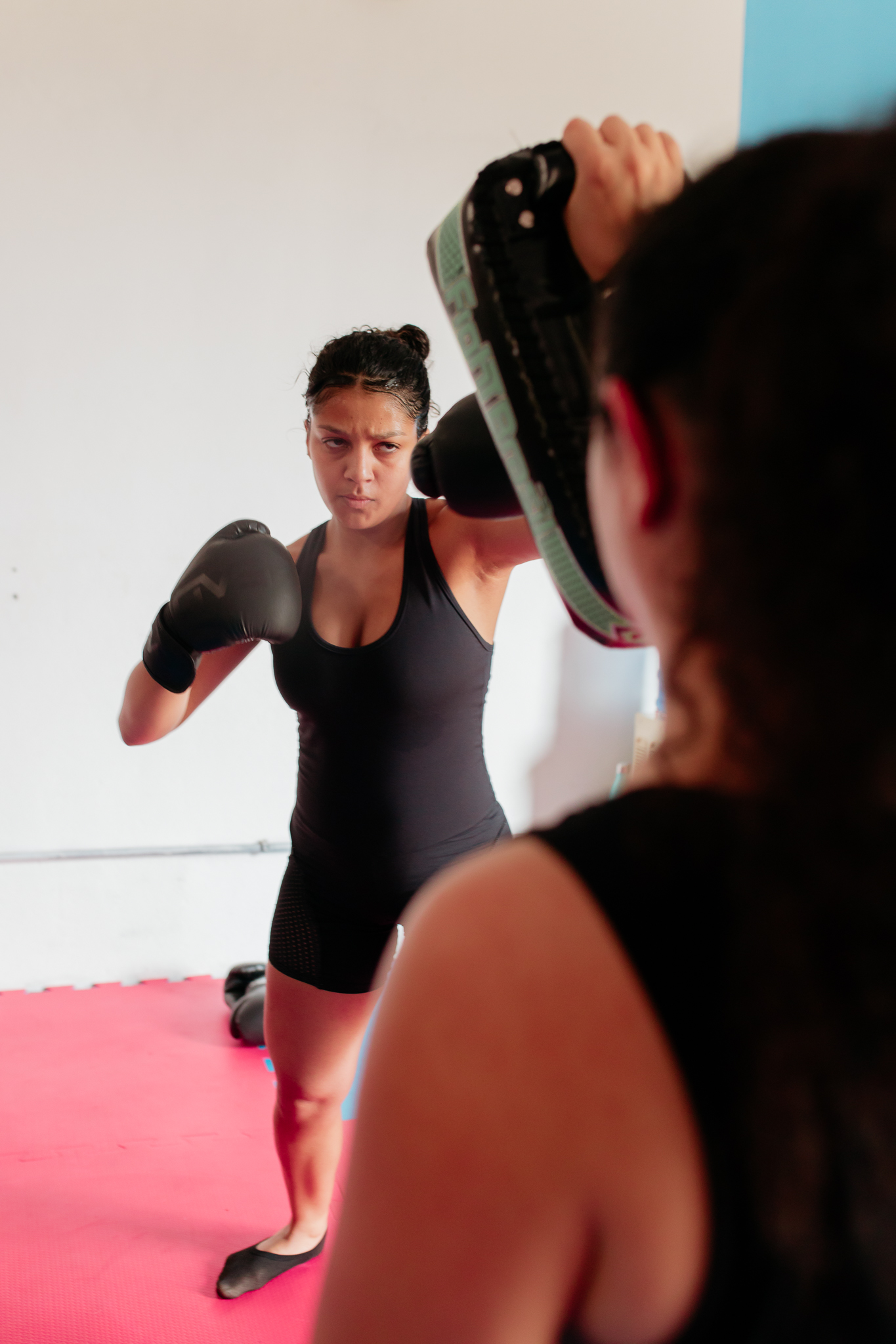 Aluna treinando técnica no aparador durante uma aula